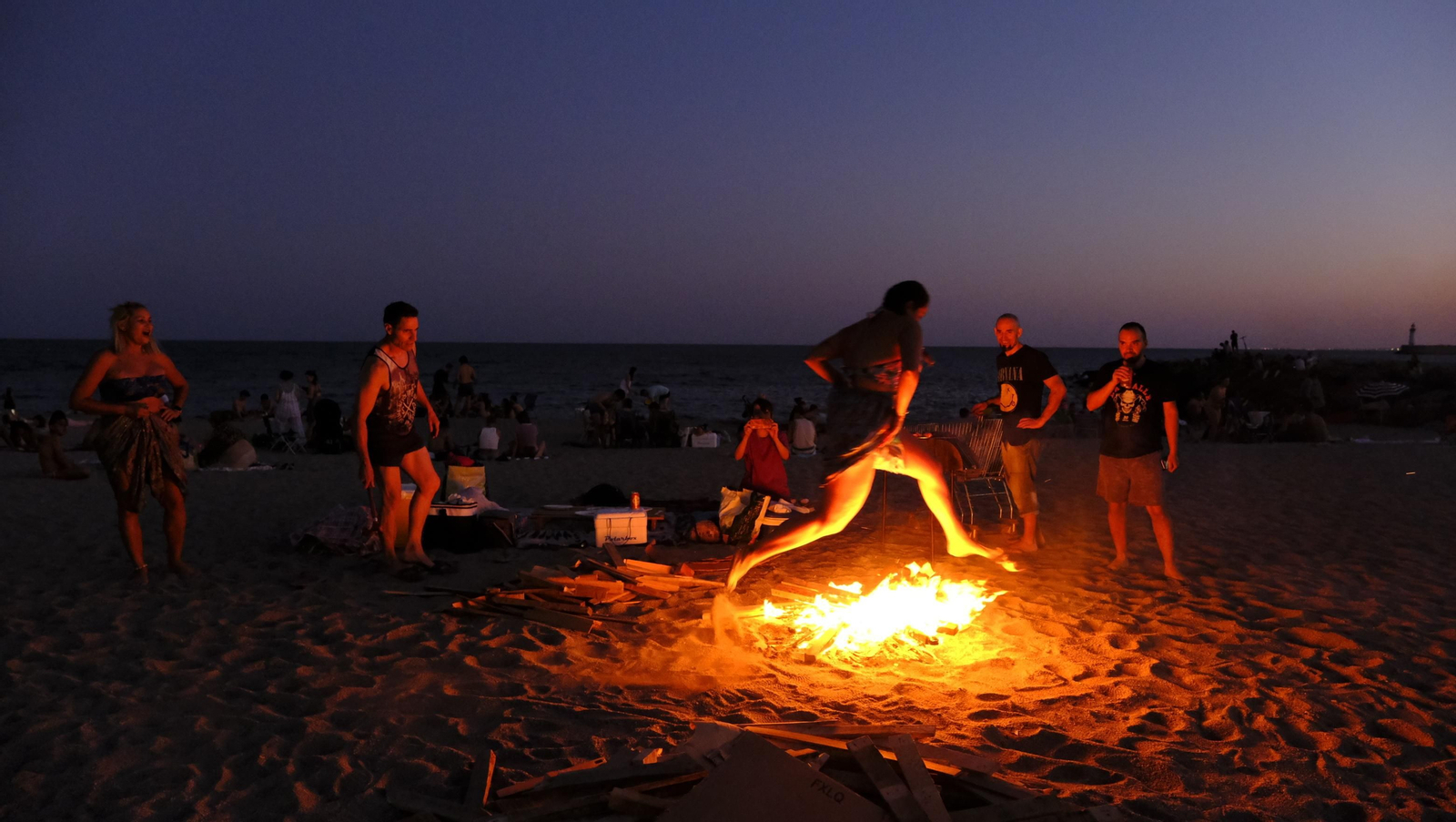 Imágenes de las hogueras de la Noche de San Juan en Almería capital