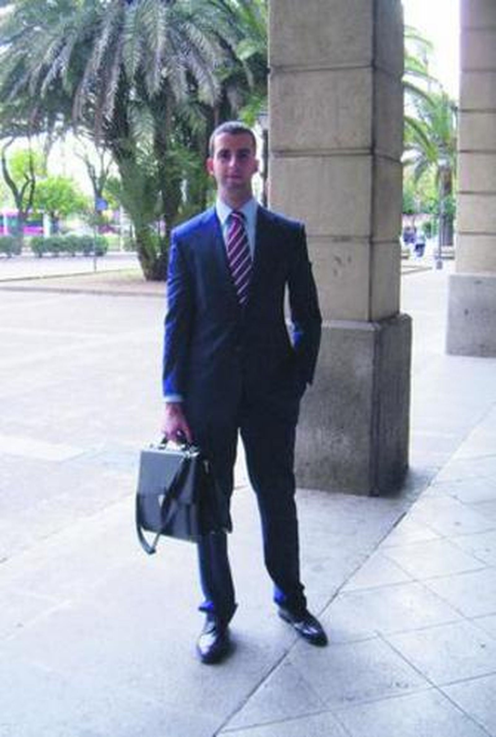 Rafael Alfonso Rodríguez posa en los juzgados de Sevilla.