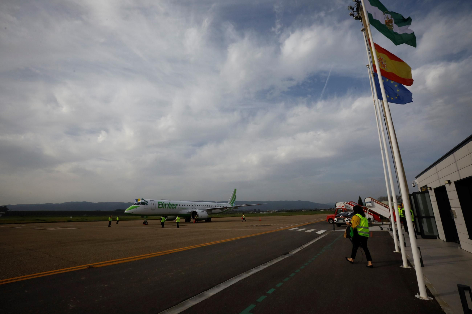 El aeropuerto de Córdoba recibe el primer vuelo de Binter desde Canarias, en imágenes