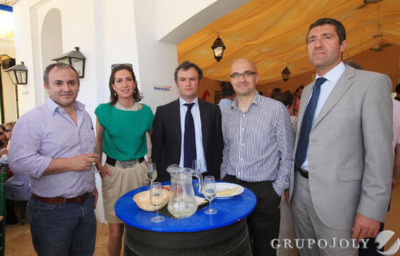 Óscar Sordo y Federico Díaz, director general y financiero de FTE Jerez, respectivamente, junto con Pedro Lissen, director de la oficina principal de la CAM en Sevilla; Francisco Cabello, gestor de empresas de la CAM, y la comercial de este medio Marta Díaz de Celis.

Foto: Vanesa Lobo y Manuel Aranda