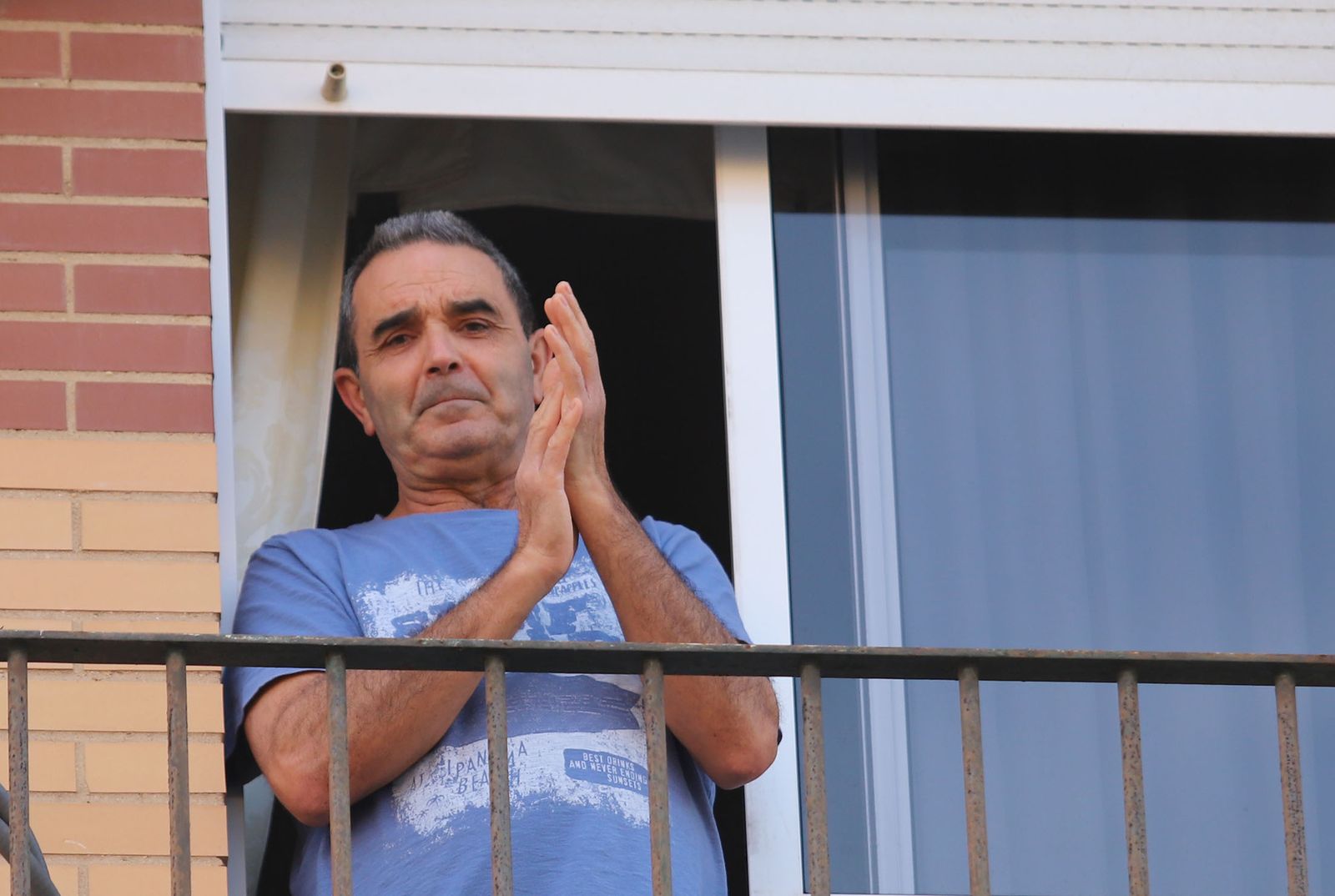 Imágenes de los aplausos solidarios de los vecinos de la calle Los Marismeños