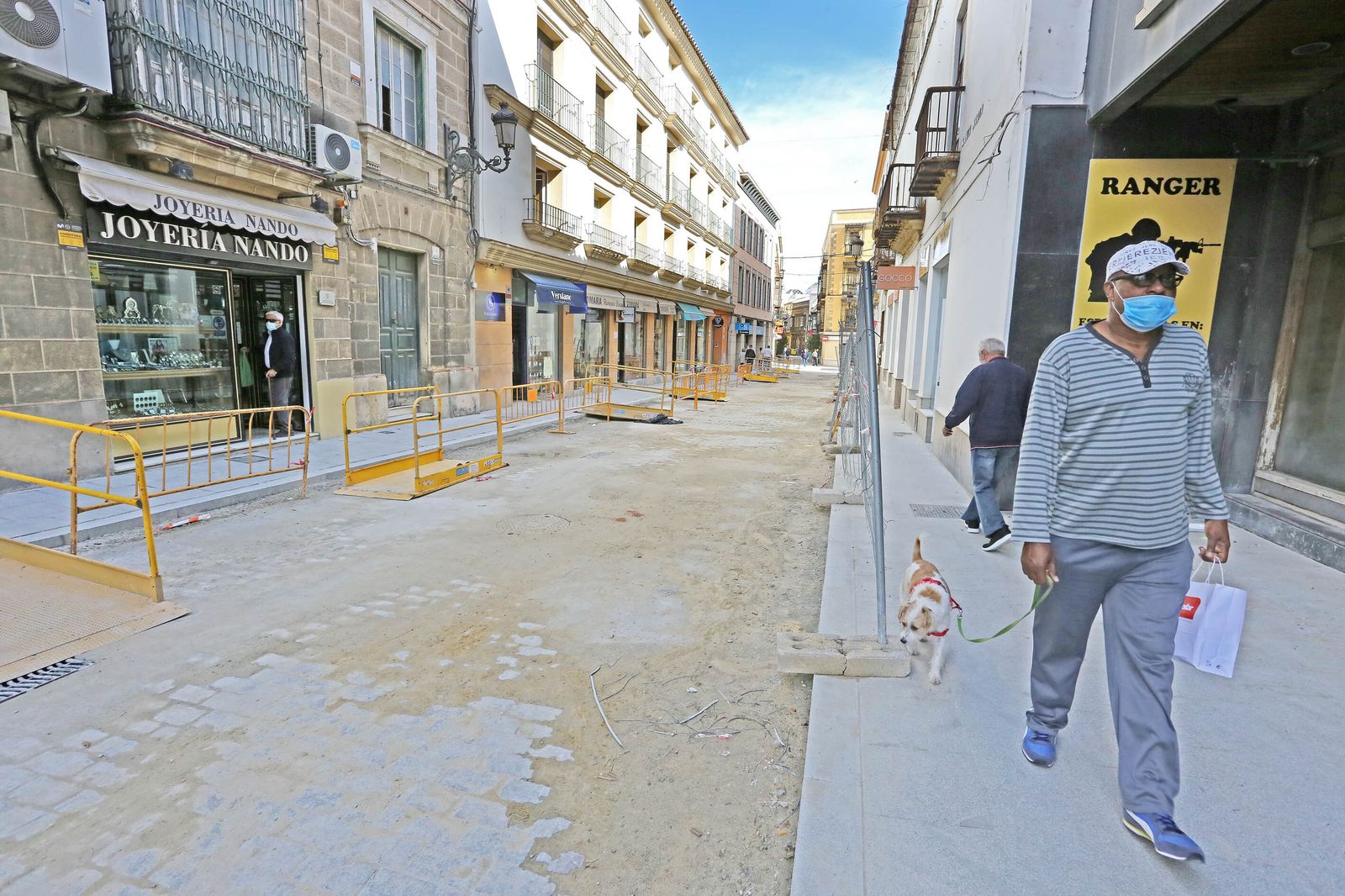 La calle Santa María, esta mañana con vallas y pasarelas peatonales.