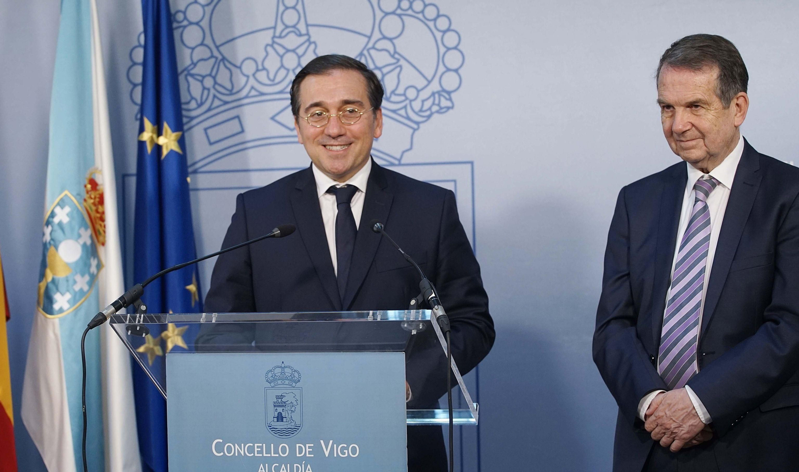 El ministro de Asuntos Exteriores, Cooperación y Unión Europea, José Manuel Albares, junto a Abel Caballero, alcalde de Vigo.