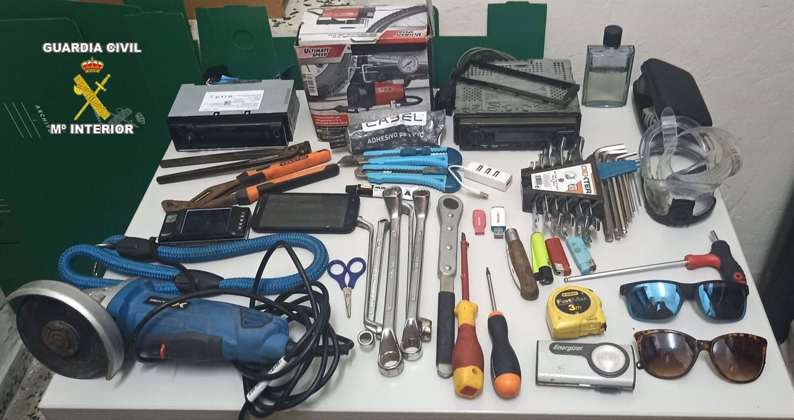 Objetos recuperados tras cinco robos en vehículos de Castell de Ferro