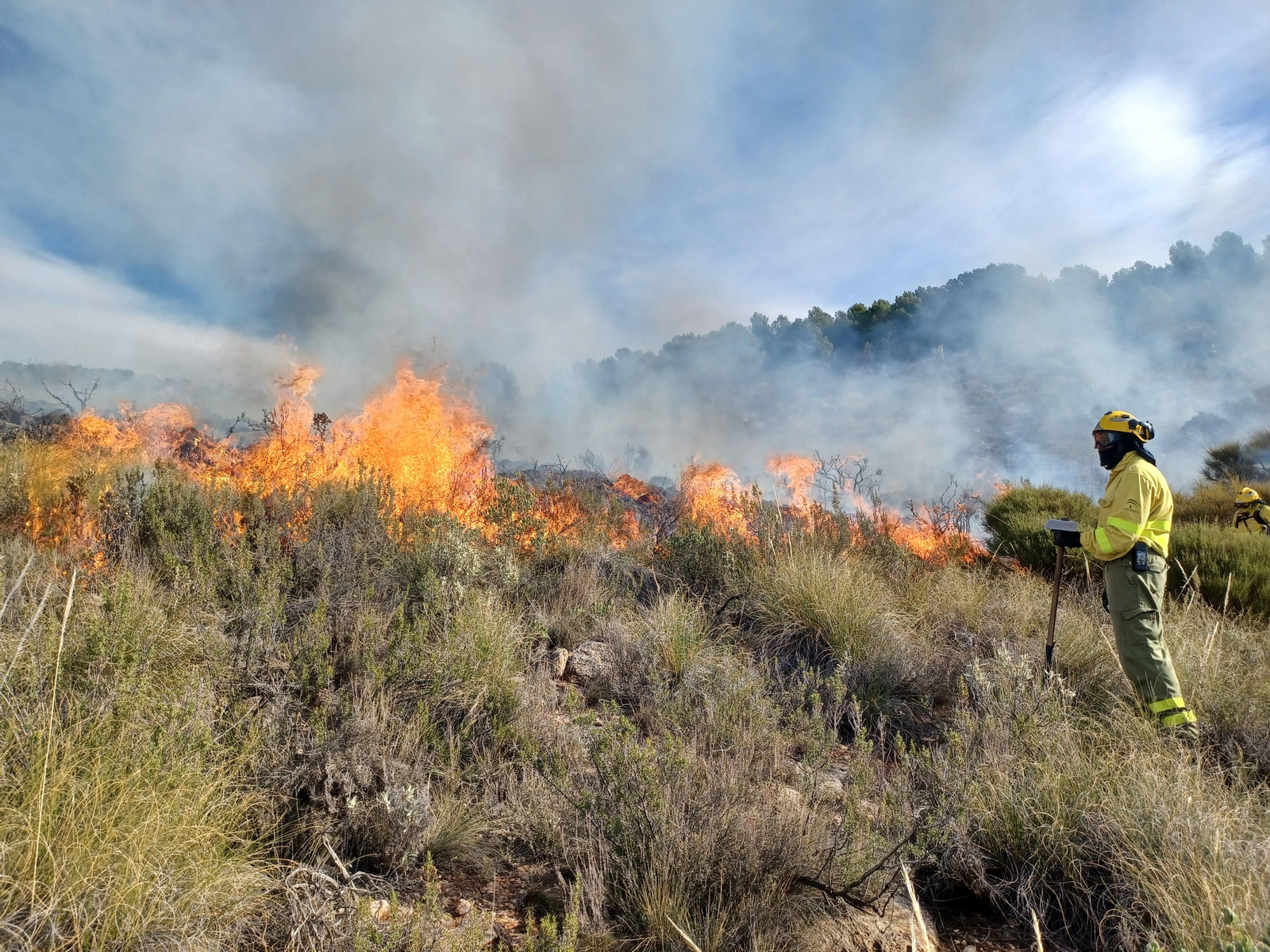 Quema prescrita del Infoca en Cortijo Clavero de Dalías