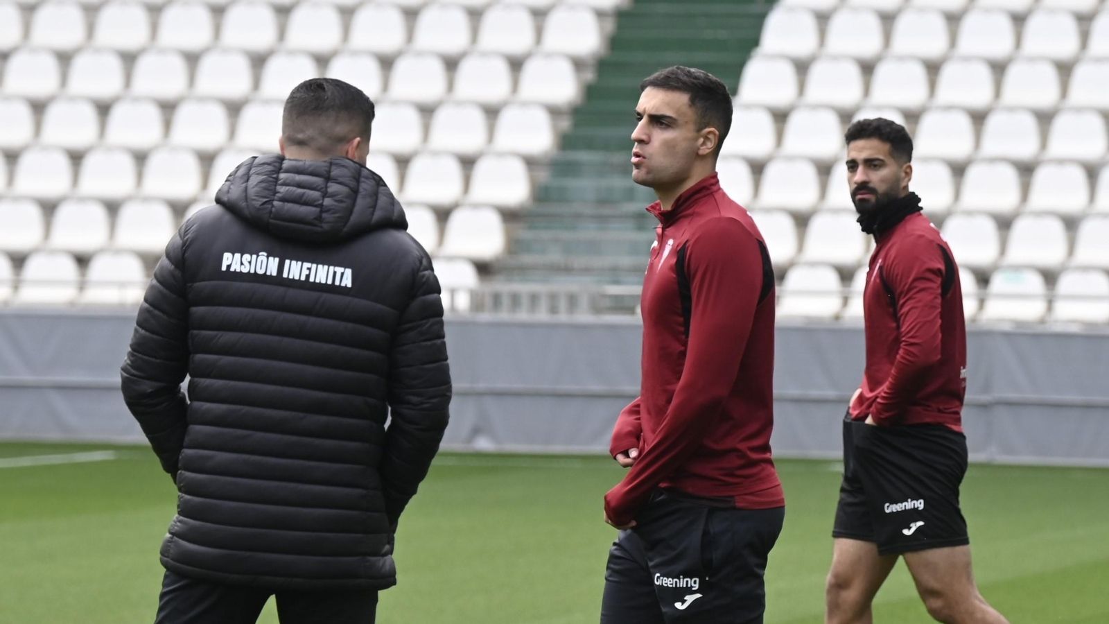 Carlos Isaac, en el centro de la imagen, en un entrenamiento del Córdoba CF.