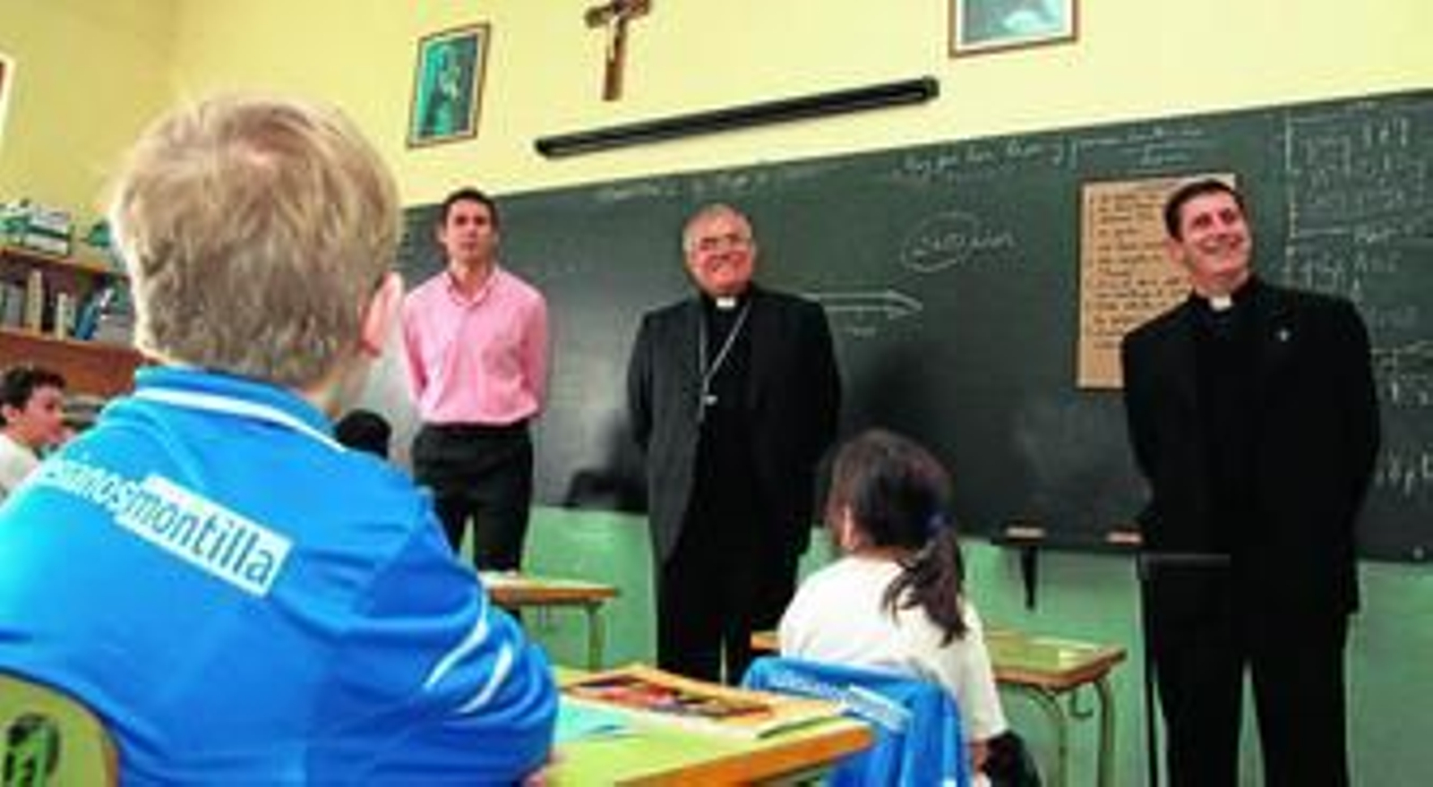 Una de las visitas del obispo de Córdoba, Demetrio Fernández, al colegio de los Salesianos de Montilla.