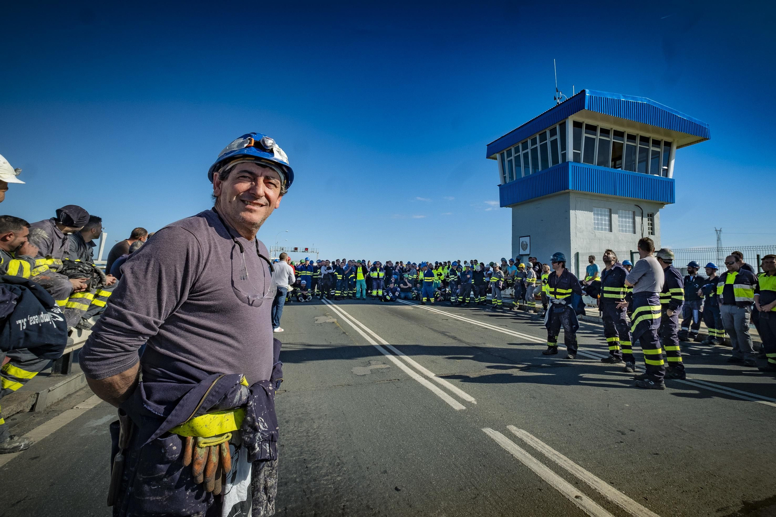 Imágenes de la protesta de las empresas auxiliares de Navantia Puerto Real en el Puente Carranza