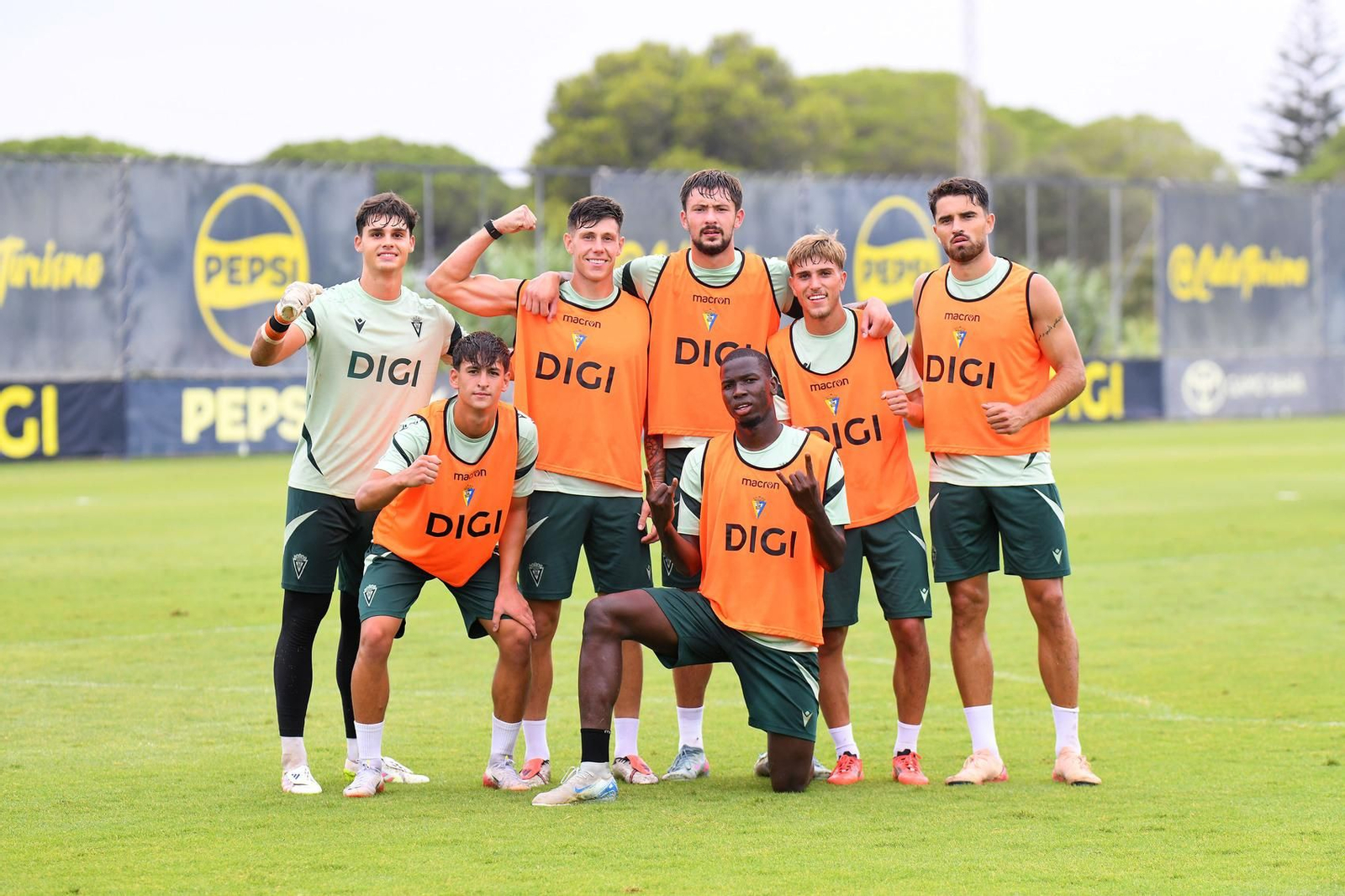 Un grupo de jugadores posa como vencedor en un partidillo de entrenamiento.