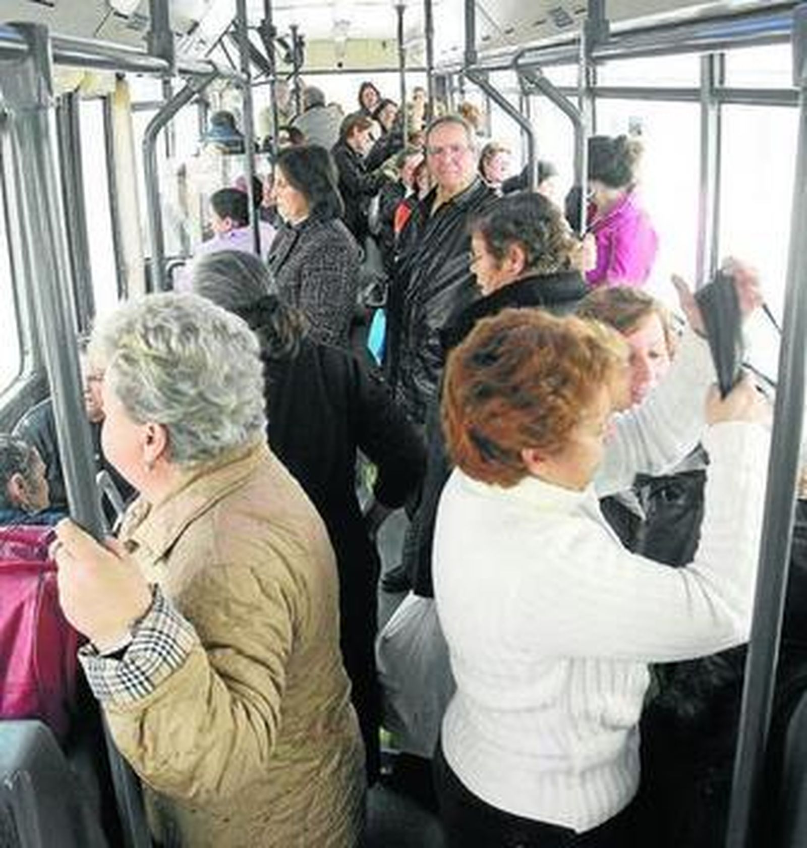 Pasajeros en el interior de un autobús urbano de Jerez.