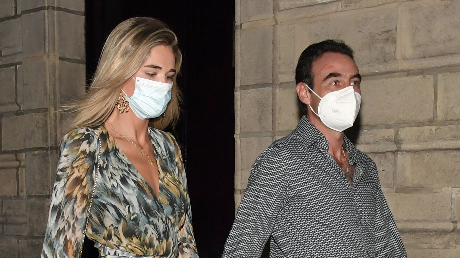 Enrique Ponce y Ana Soria, perseguidos por los 'paparazzi' al salir a cenar.