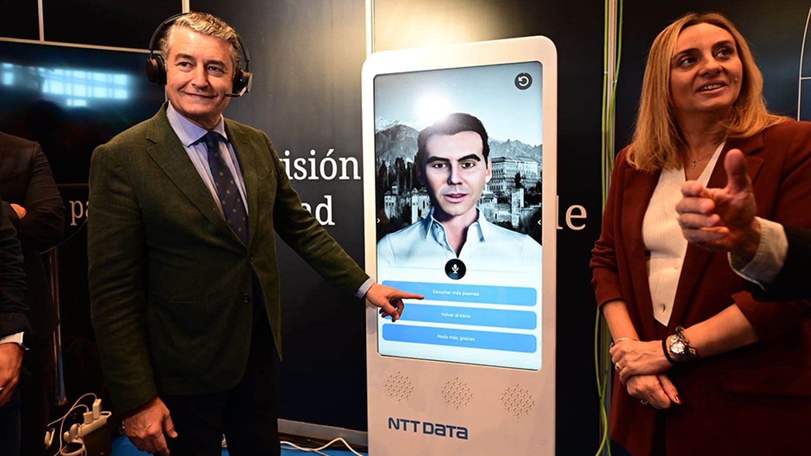 Antonio Sanza y Marifrán Carazo, en el stand de NTT DATA en el Congreso de IA de Andalucía.
