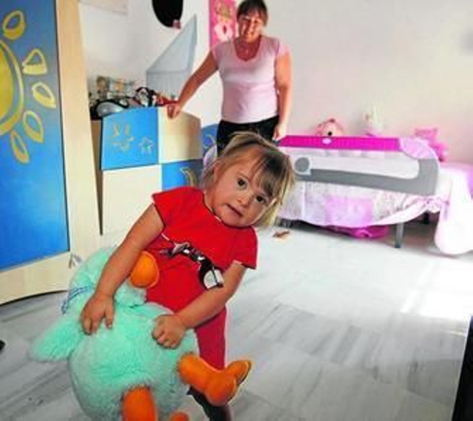 1 y 4. La pequeña Sherezade, en su casa de Bormujos. Además de síndrome Down, sufre graves problemas cardíacos. 2 y 5. Elena junto a una de sus terapeutas. En la segunda imagen, en una de sus primeras terapias, más pequeña. 3 y 6. Salim vive en Olivares. En la segunda foto, junto a su padre.