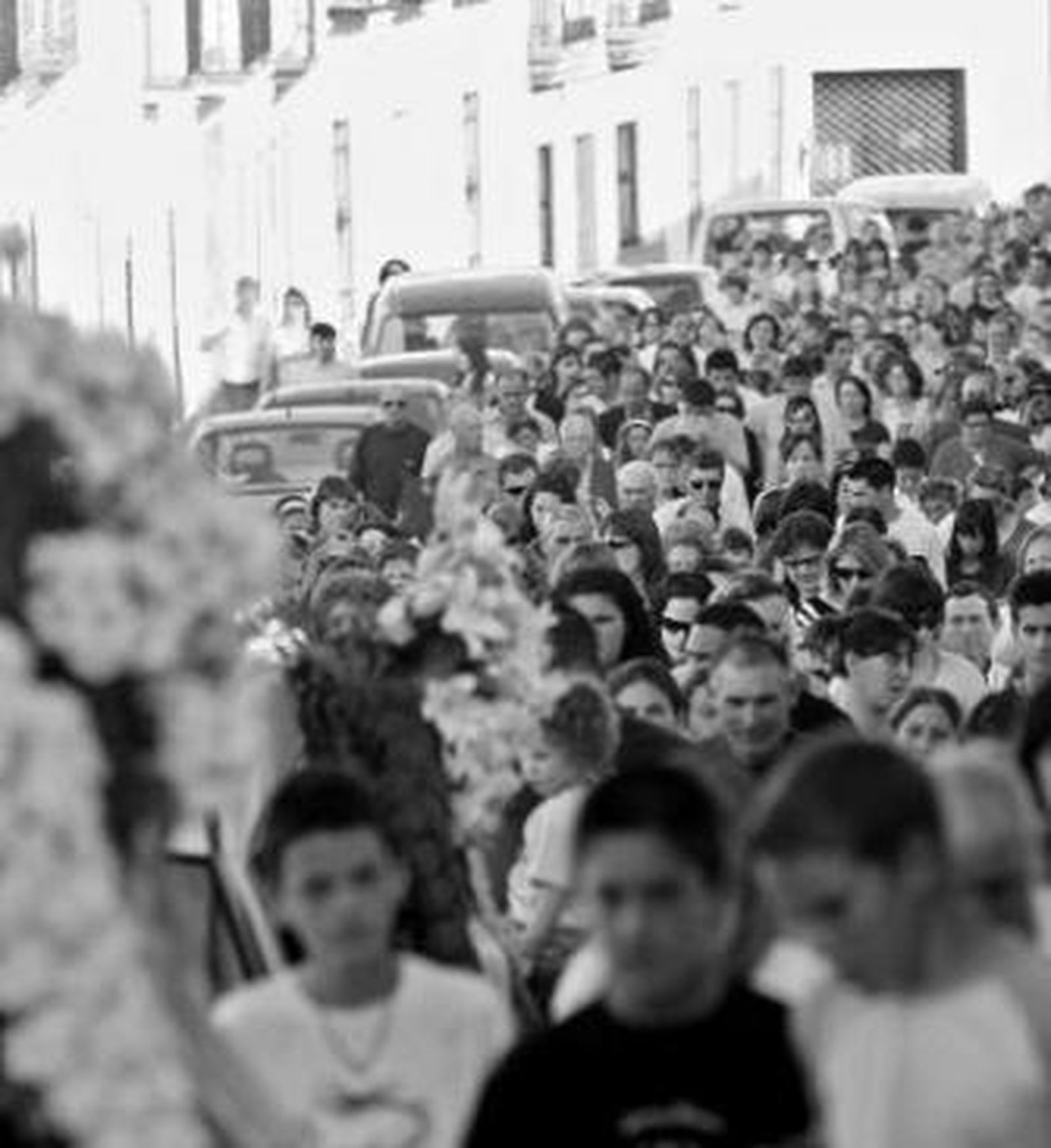 Unos niños preceden a la comitiva que acompaña a los féretros.