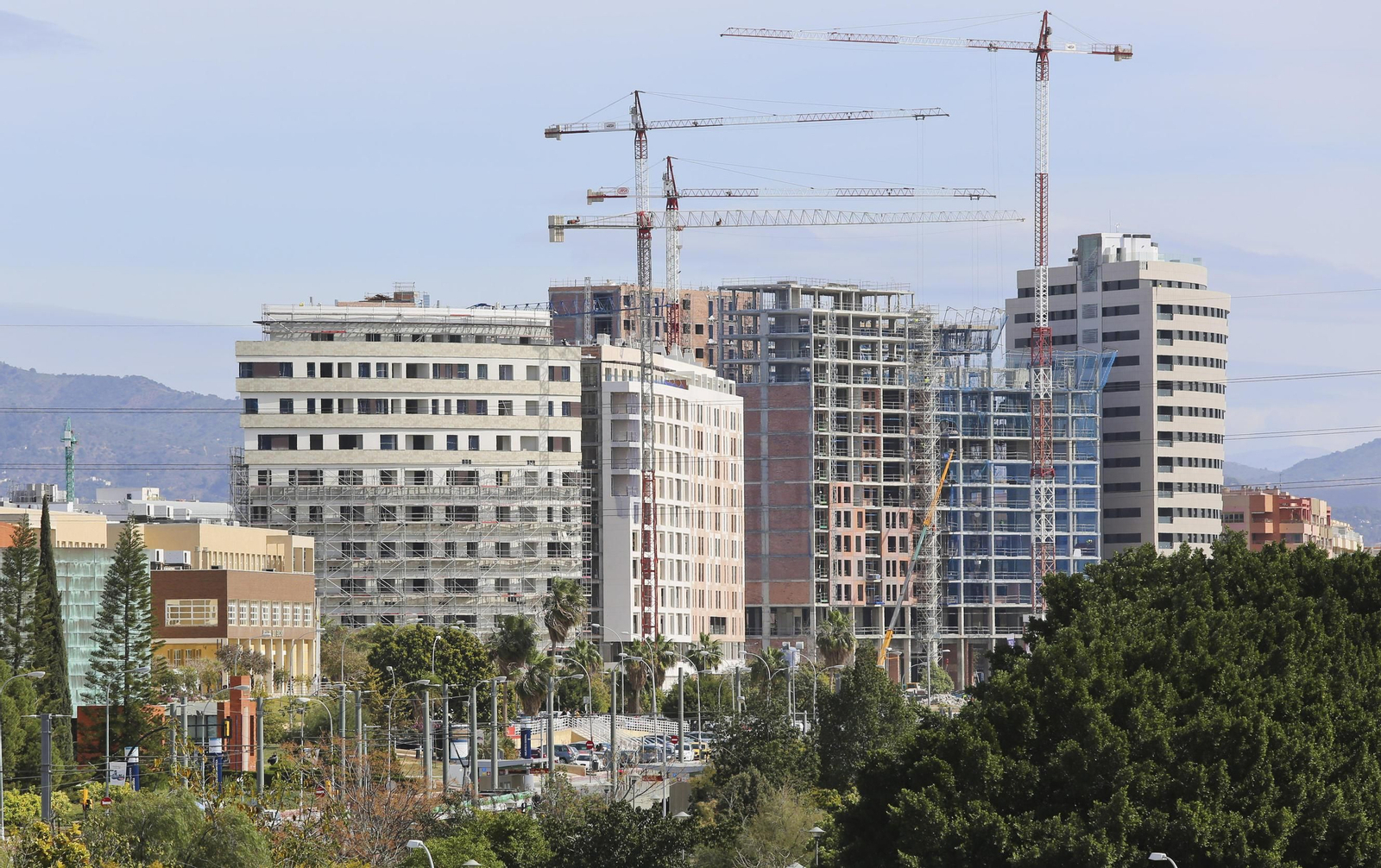 Varios bloques de pisos en construcción en la zona de Teatinos.