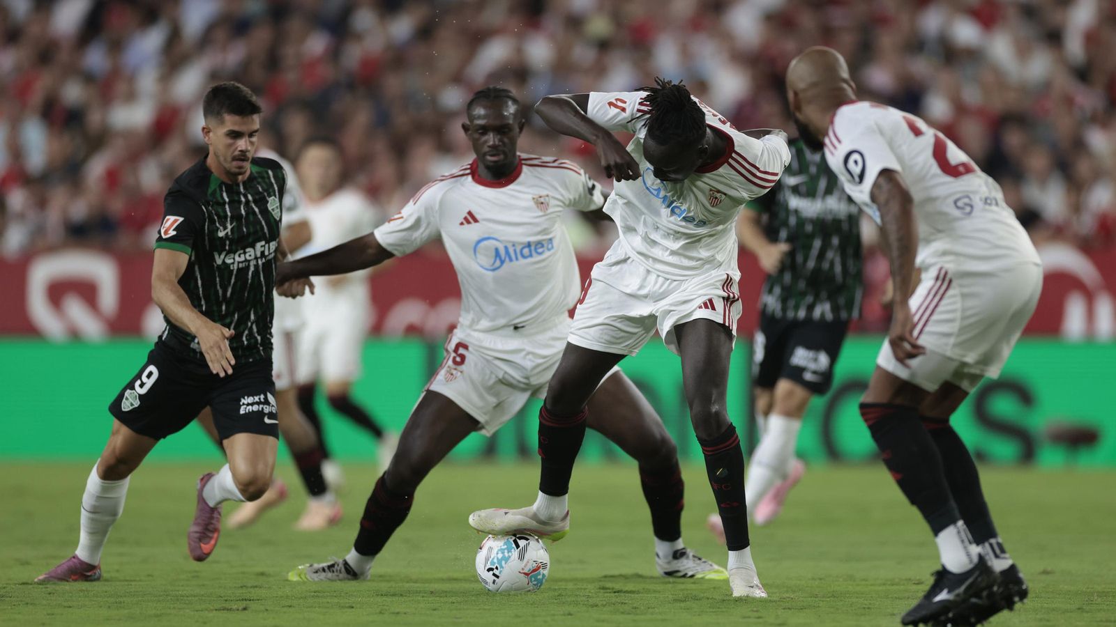 Batista Mendy trata de llevarse un balón junto a Nianzou y Marcao.