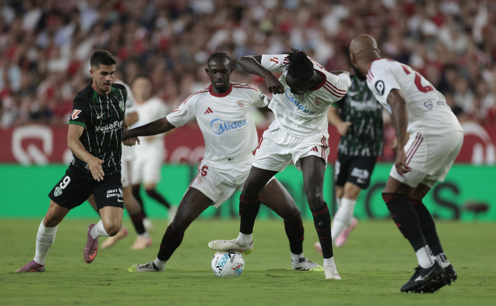 Batista Mendy trata de llevarse un balón junto a Nianzou y Marcao.