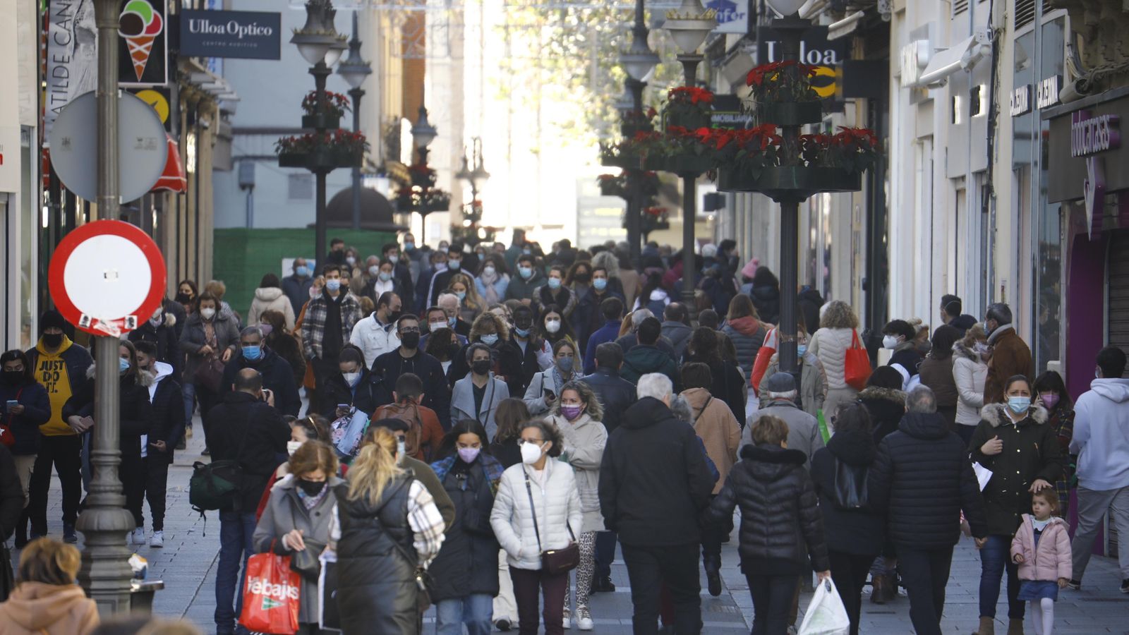 Tráfico de gente en la calle Gondomar en el primer día de rebajas