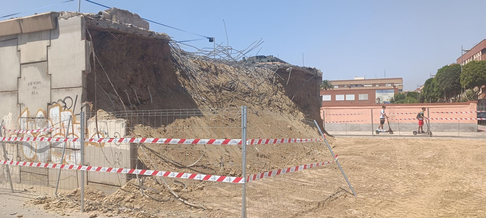 Imagen del derribo del puente con un primer tramo allanado desde la rotonda del Rafael Florido.