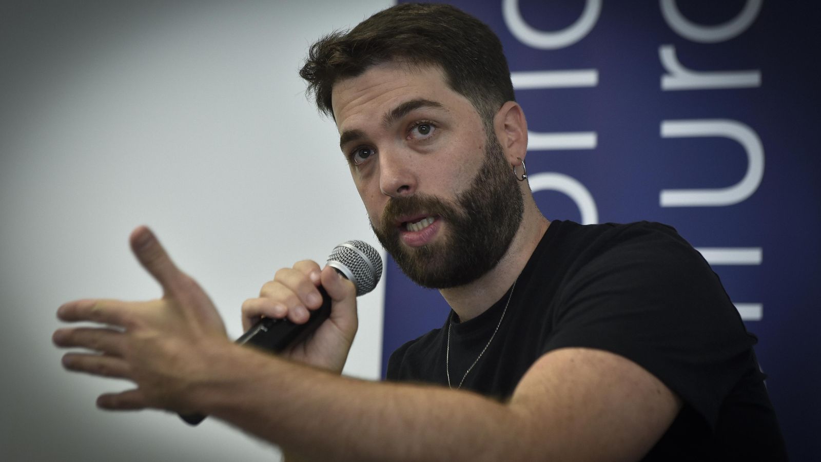 Rafael R. Villalobos.