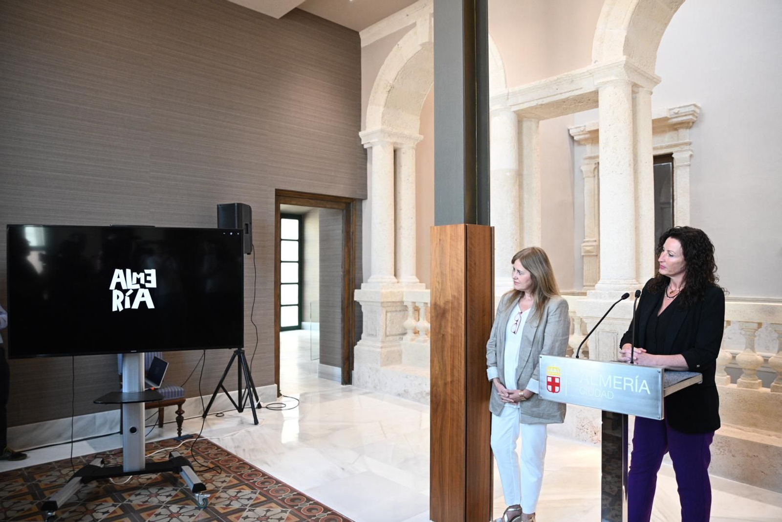 La alcaldesa durante la presentación de la campaña turística