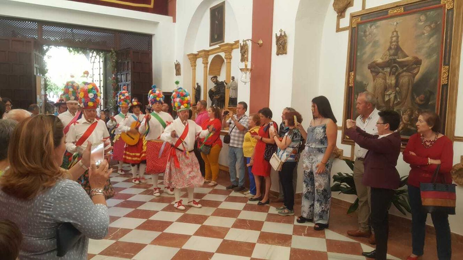 Los danzantes de Fuente Tójar llegan a la iglesia.