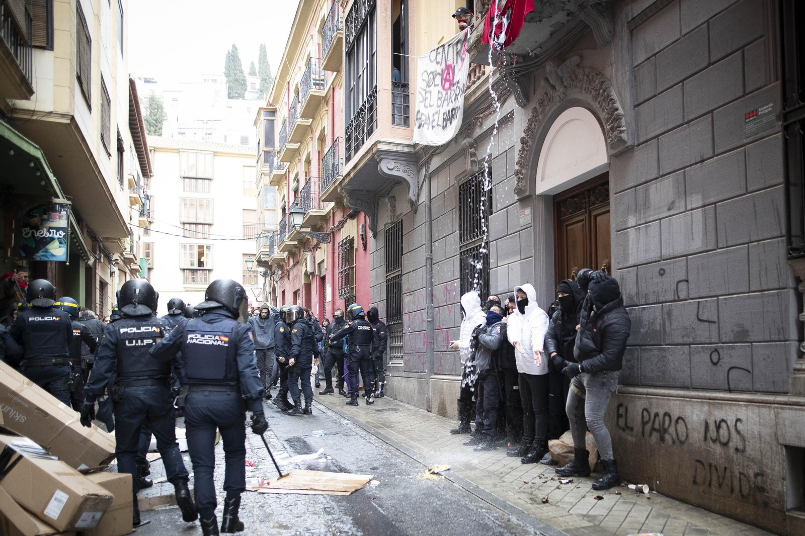 Imagen de archivo de la okupación del edificio en la calle Azacayas de Granada a principios de año
