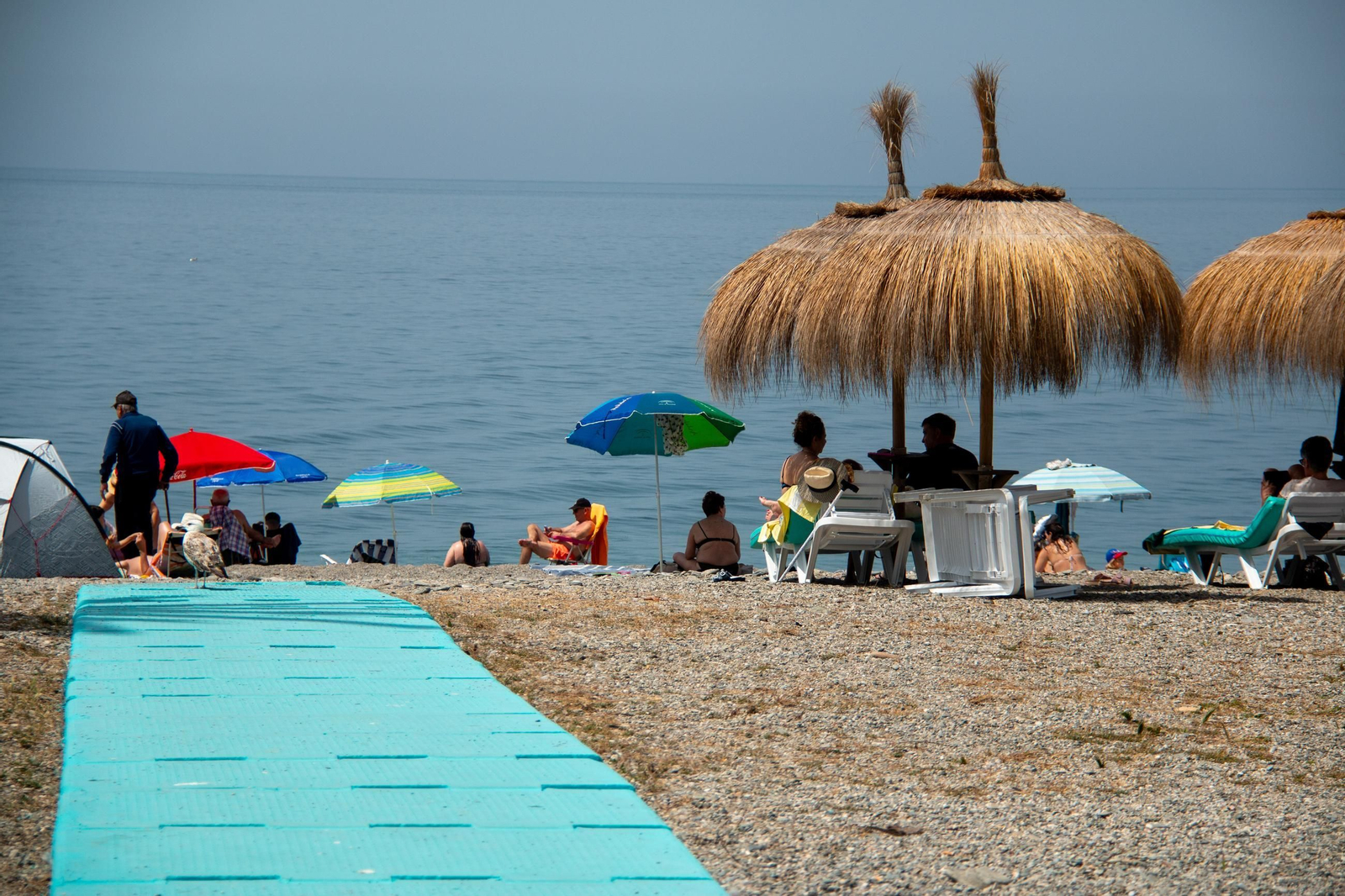 Las playas de Almuñécar se convierten en refugio del calor a dos semanas del verano