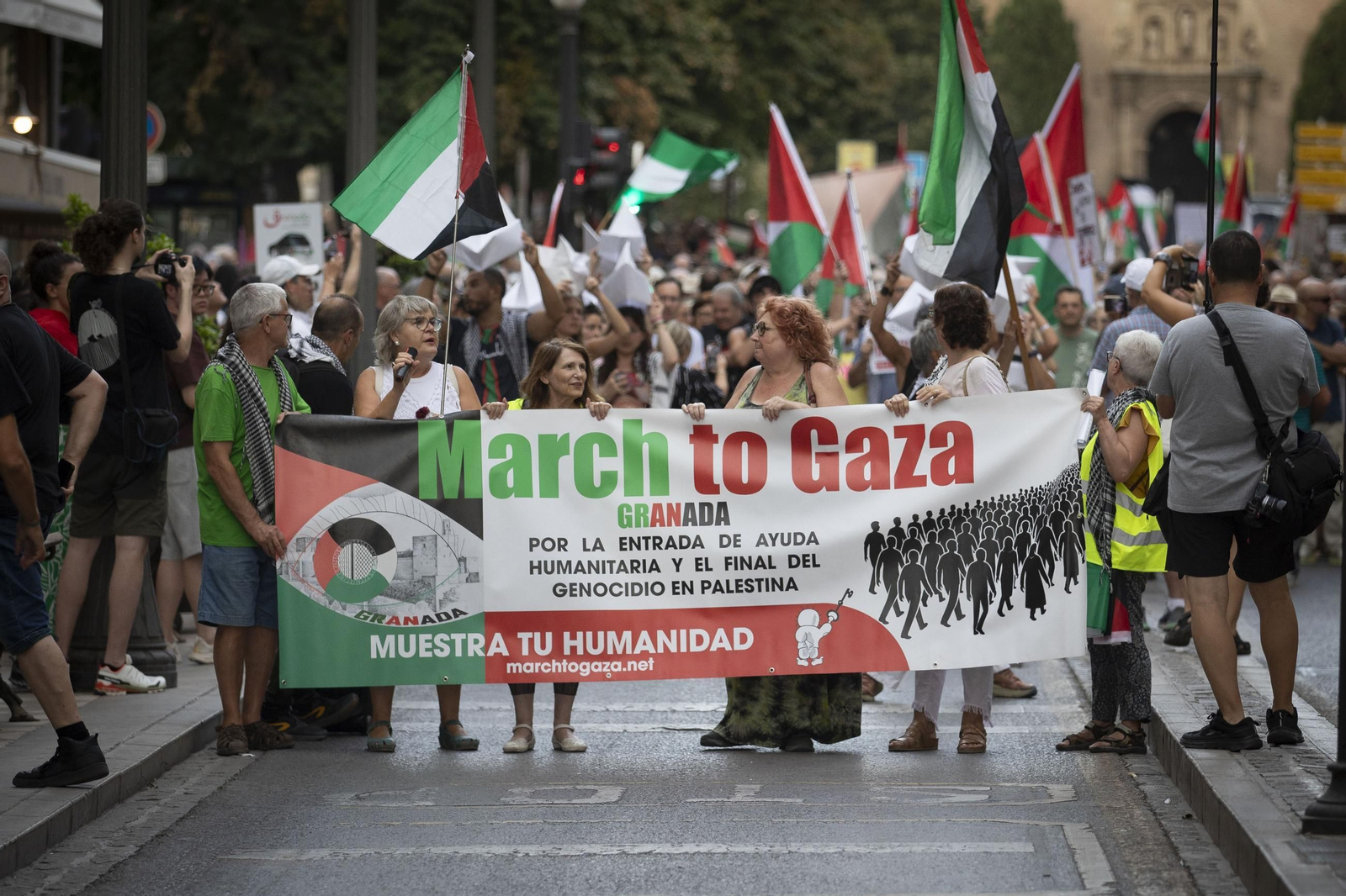 Fotos: 4.000 personas recorren el centro de Granada en una marcha contra la violencia en Gaza