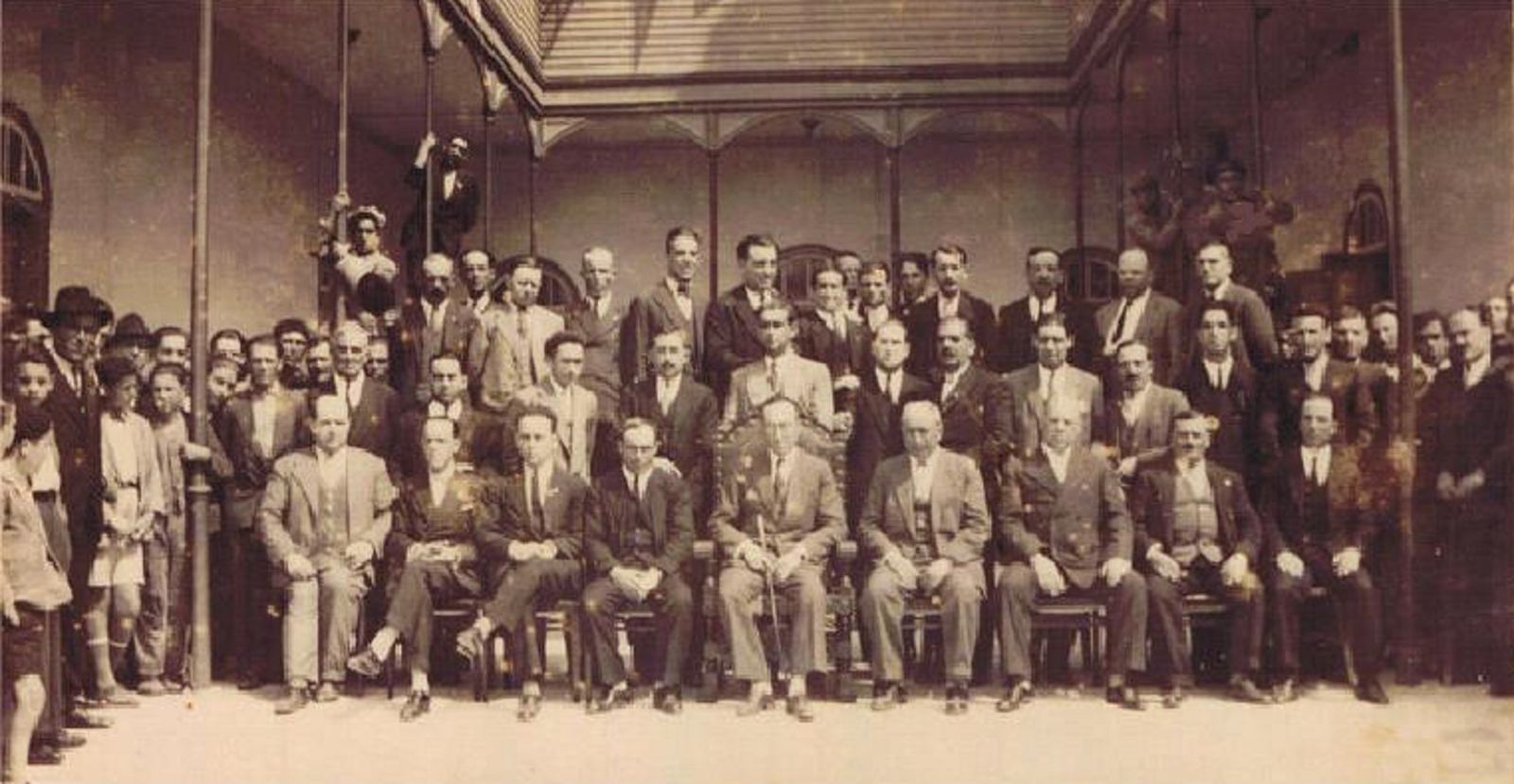 La Corporación municipal con el alcalde Antonio Martínez Fuentes en el centro (15/4/1931).