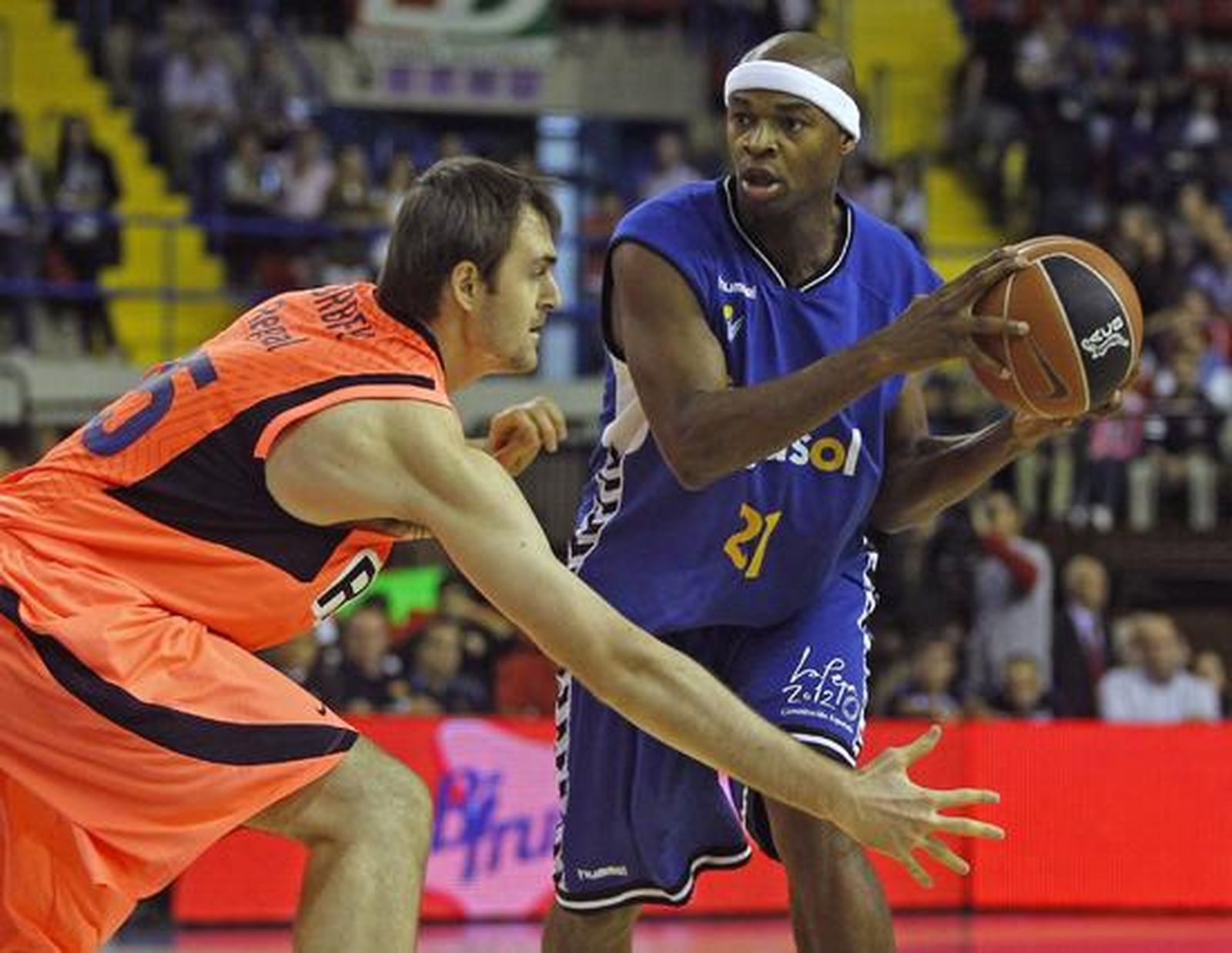 El Cajasol pierde con el Barcelona en San Pablo. / Antonio Pizarro