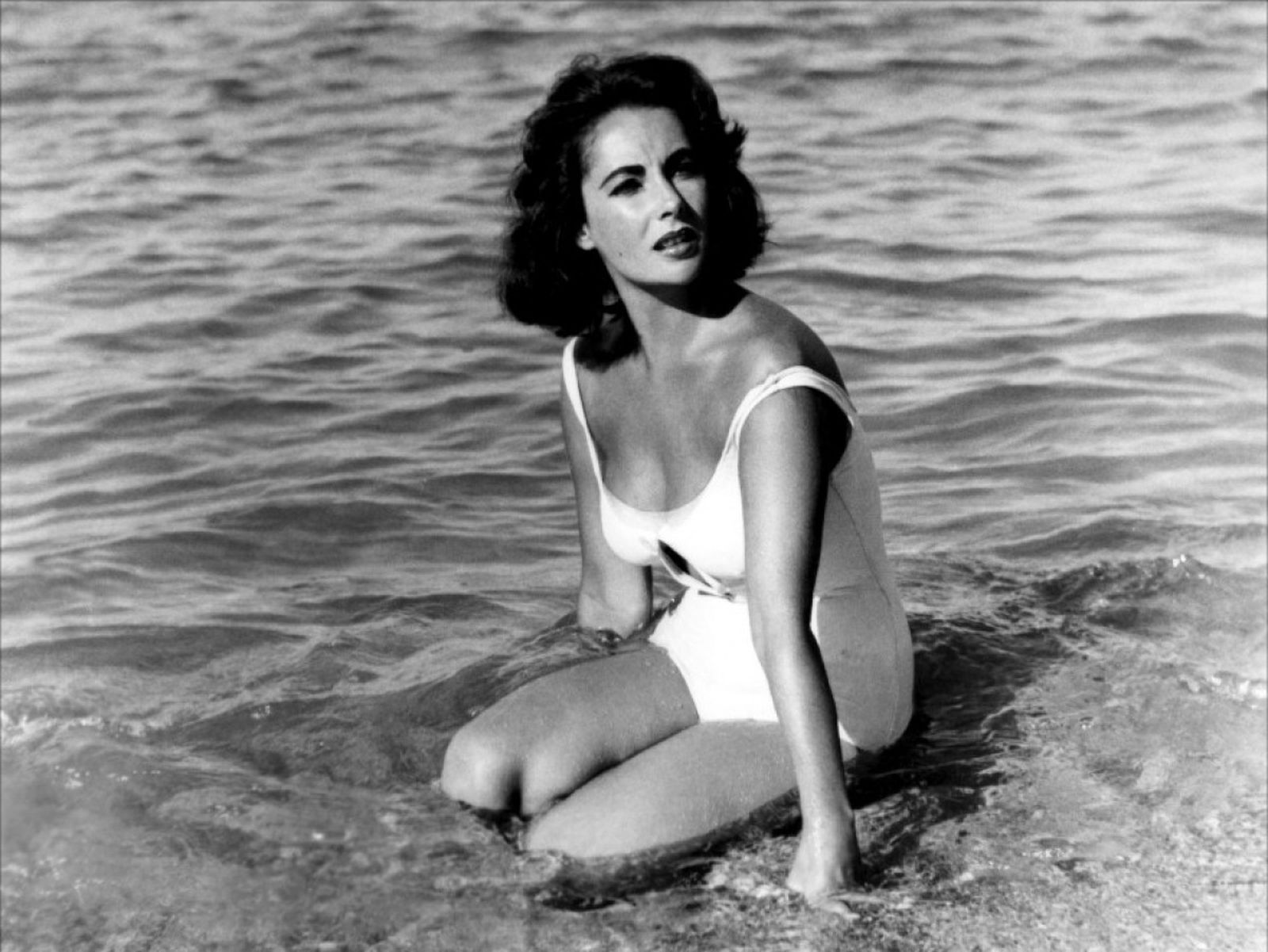 Elizabeth Taylor y el bañador blanco que dio imagen a 'De repente, el último verano' (1959).