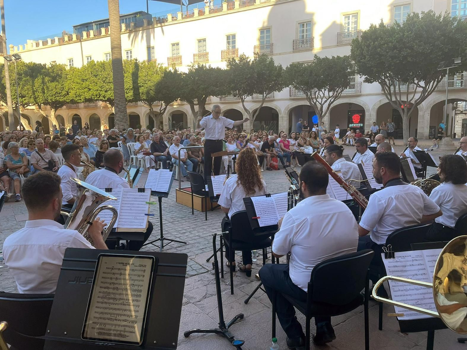 José Solá Palmer dirigiendo a la Banda Municipal en la Plaza de la Constitución.