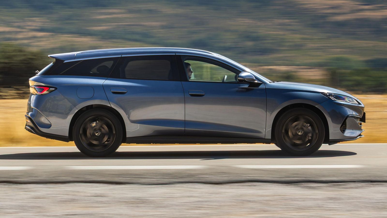 El Touring se sitúa en un terreno fronterizo entre los familiares híbridos enchufables de los fabricantes generalistas y los premium por sus características.