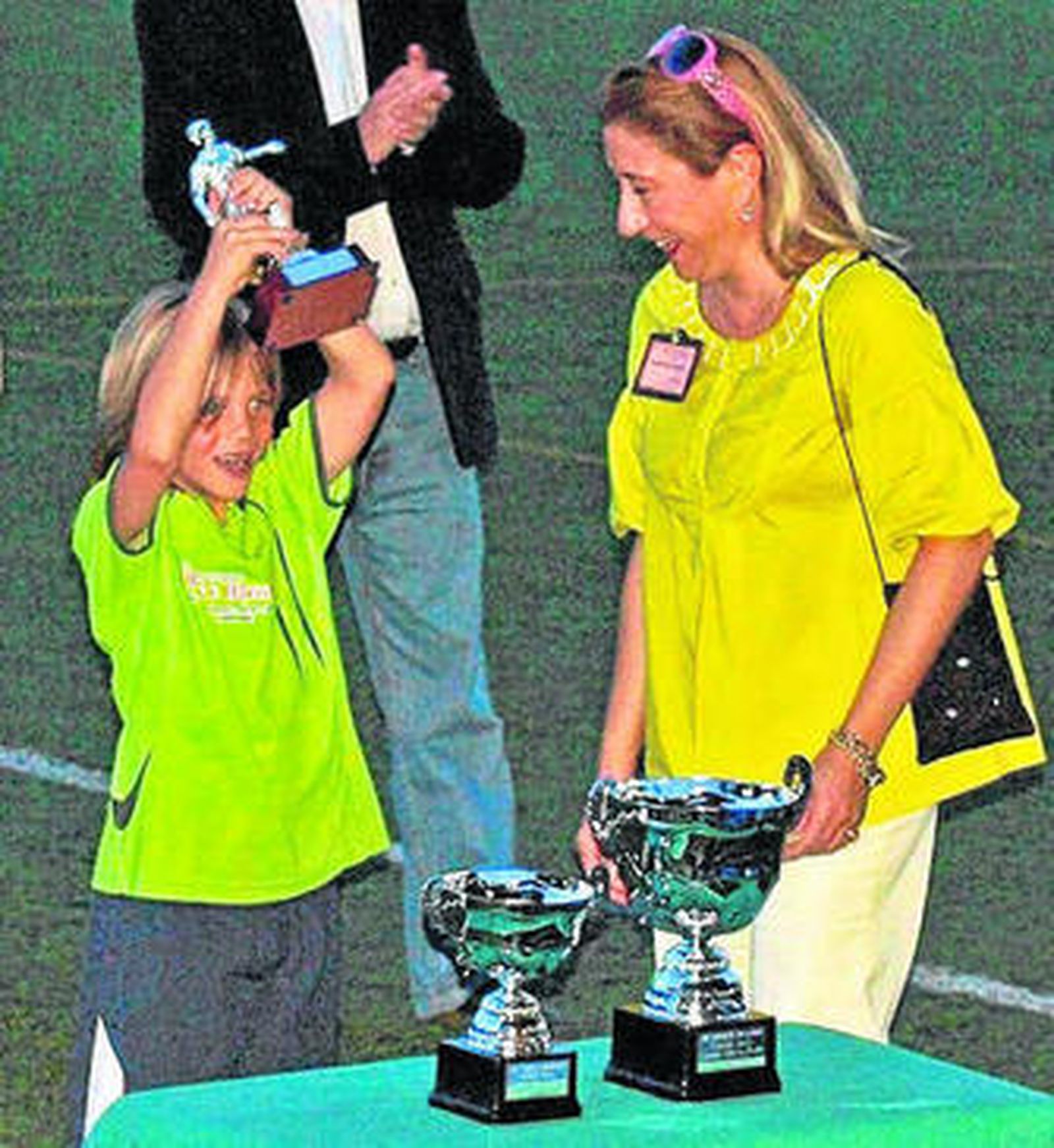 Kiko recibe el trofeo que le acredita como mejor jugador del torneo.