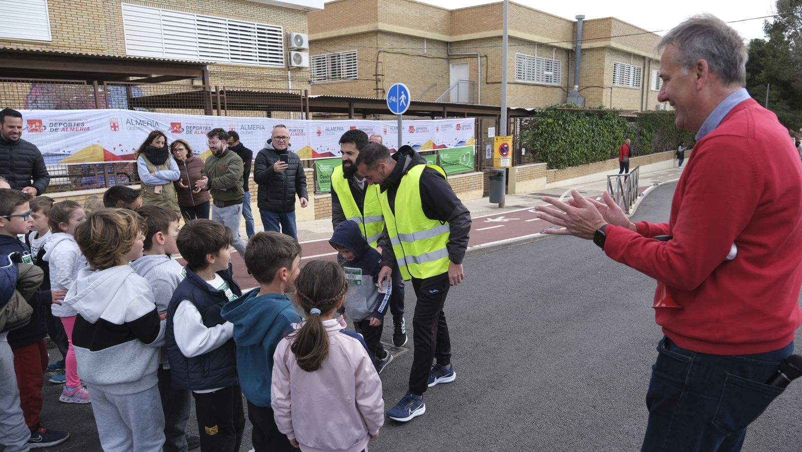 Imágenes de la carrera infantil contra el cáncer en el CEIP Francisco de Goya