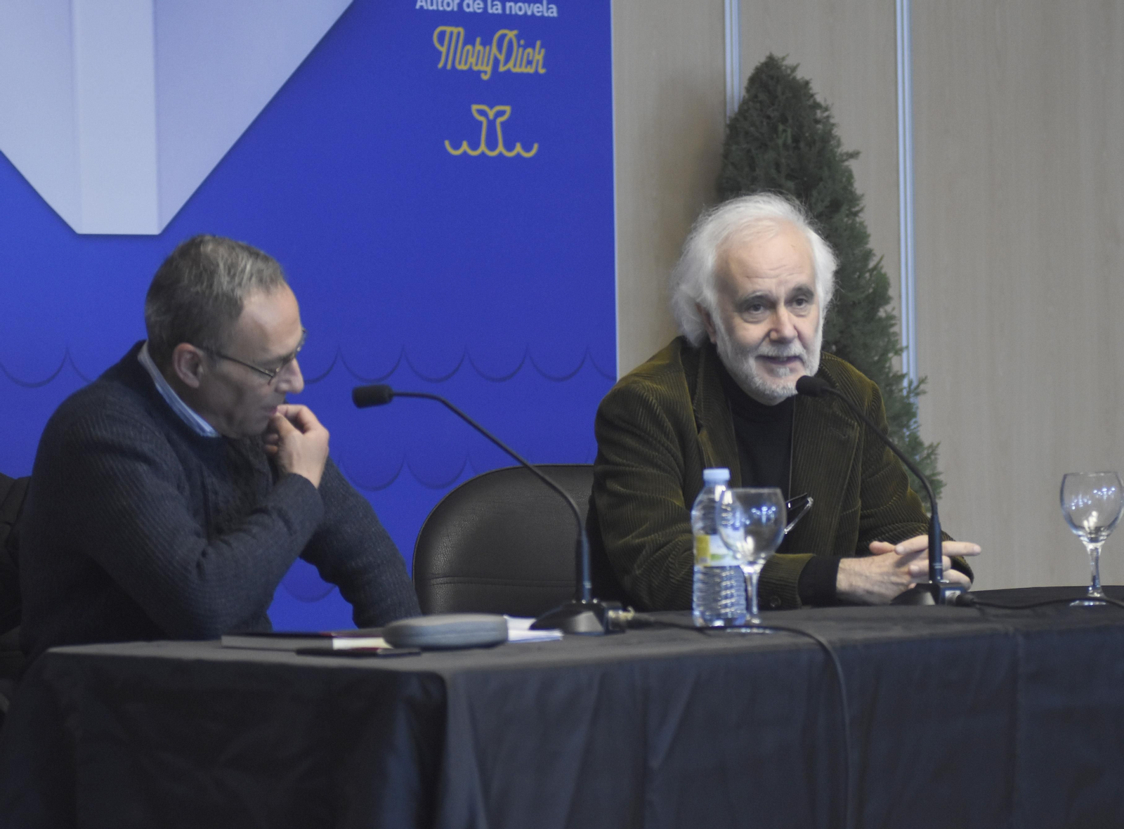 Ramón Andrés (der.), acompañado por Roberto Loya, en su acto en la Feria del Libro.