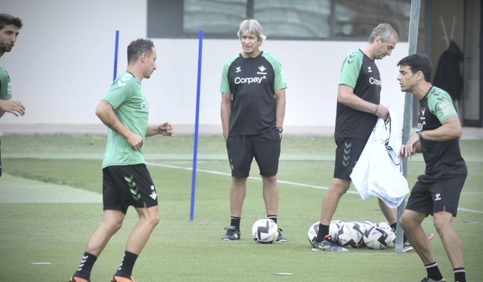 Manuel Pellegrini observa, junto a Rubén Cousillas, el entrenamiento de sus jugadores.