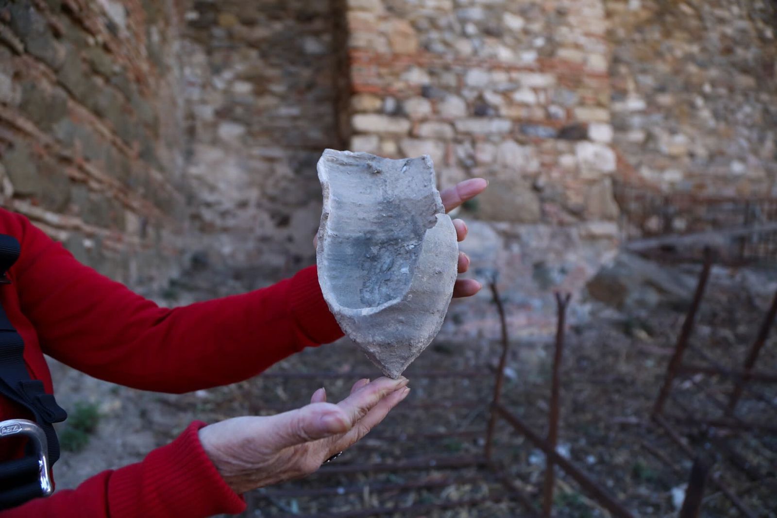 Restos de una vasija hallada en un pozo de la Alcazaba y Gibralfaro.