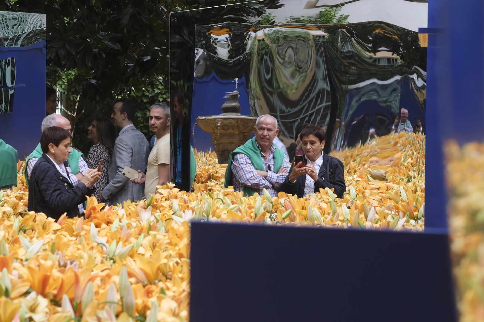 Varias personas visitan la obra 'Liminar', de Emma Weaver, en el Patio del Reloj de la Diputación.