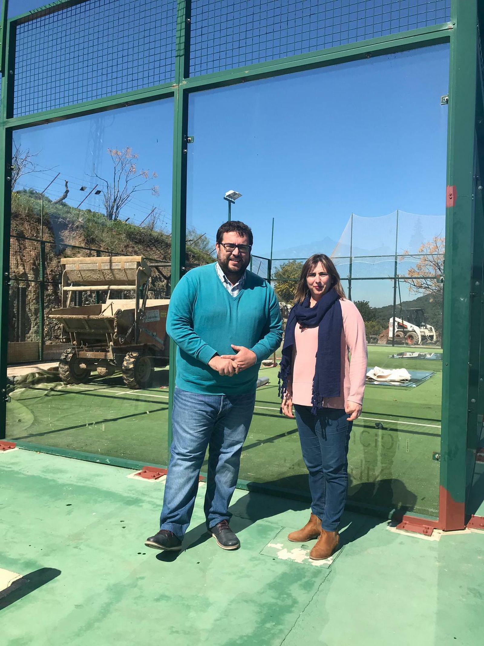 El diputado y la alcaldesa supervisan la adecuación en la pista de pádel.