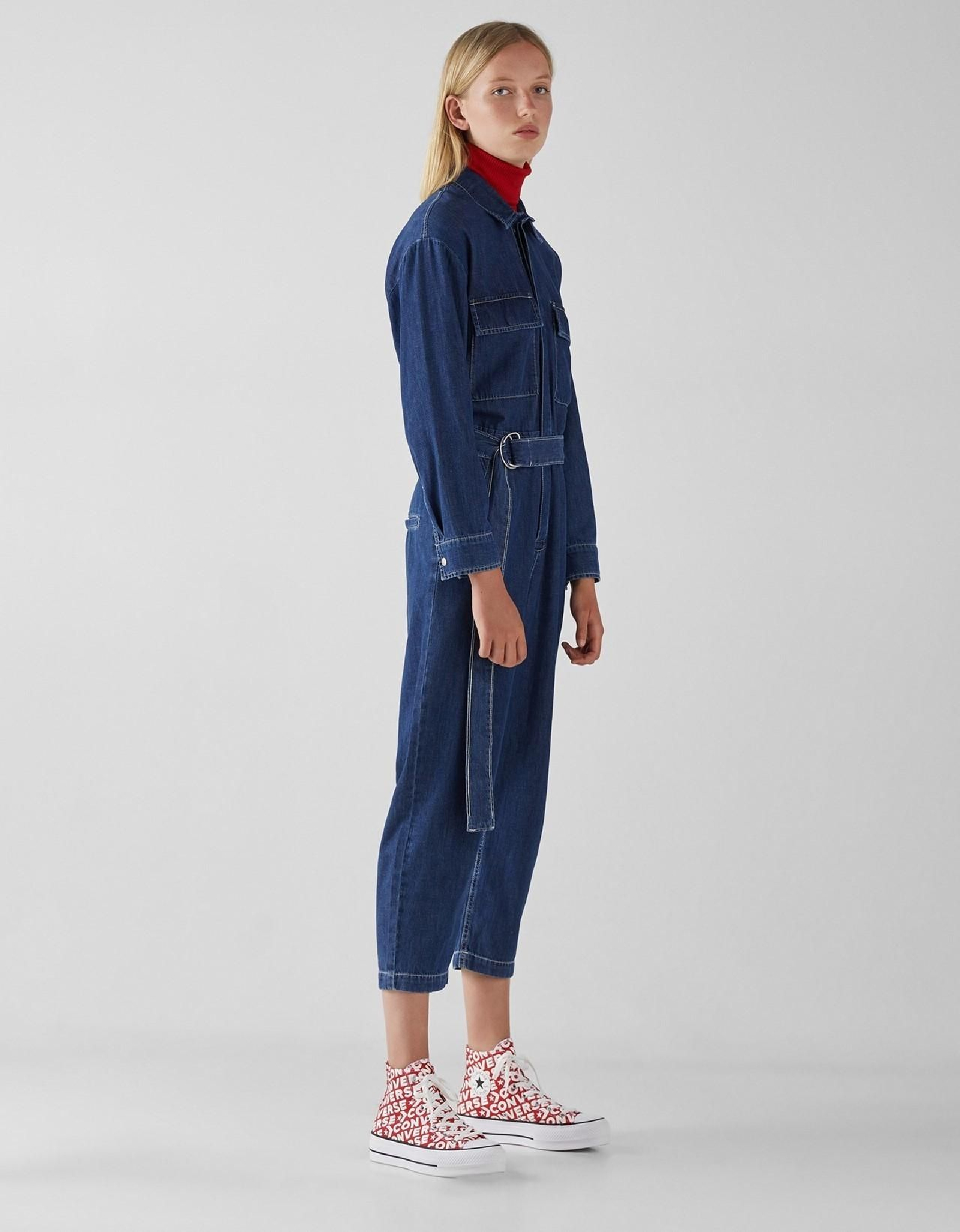 Modelo con el logo de Converse de Converse x Bershka.