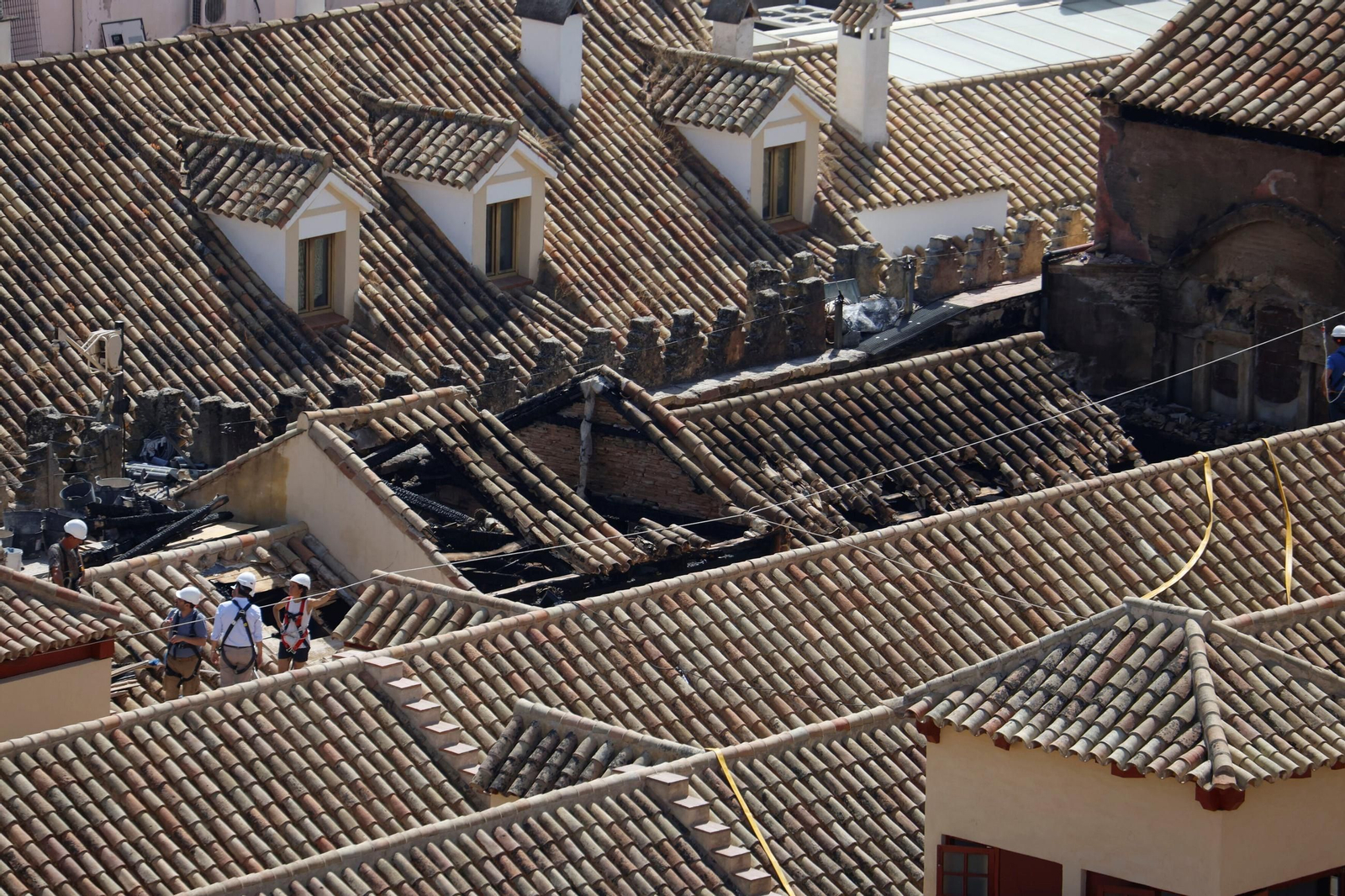Los técnicos evalúan las cubiertas de la Mezquita-Catedral, entre ellas la que colapsó tras el incendio.