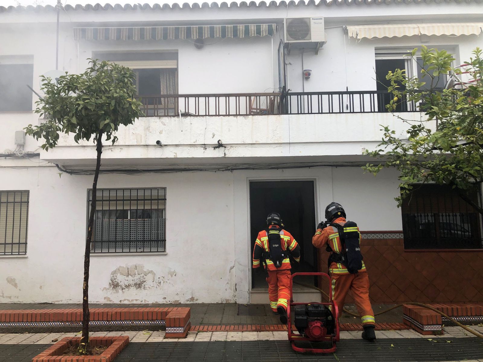 Los bomberos del Consorcio proceden a ventilar el bloque de pisos