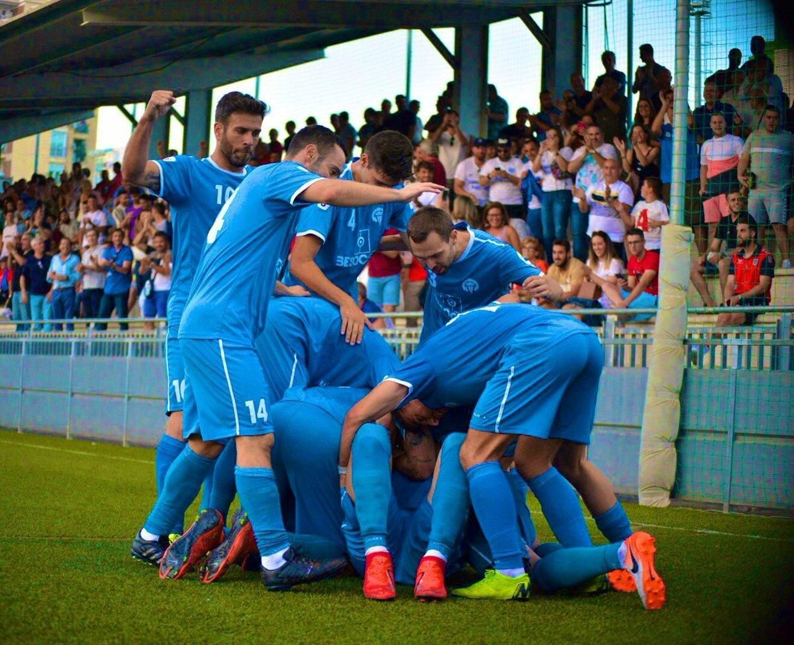 Los jugadores de El Palo, celebrando un gol. Los jugadores de El Palo, celebrando un gol.