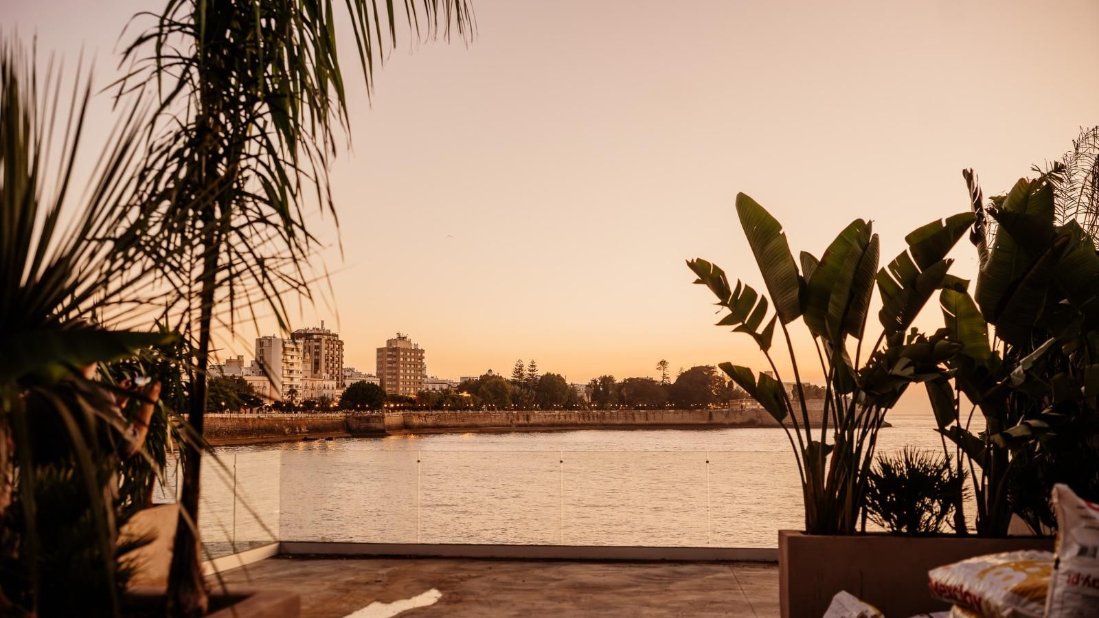 Vistas de la Alameda de Cádiz desde Calachica al atardecer.
