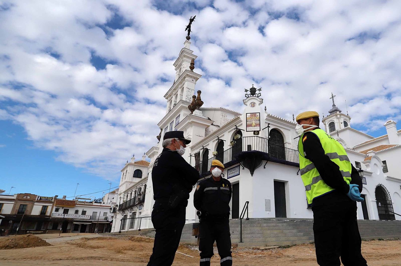Imágenes de la presencia de la UME en el Rocío para el confinamiento