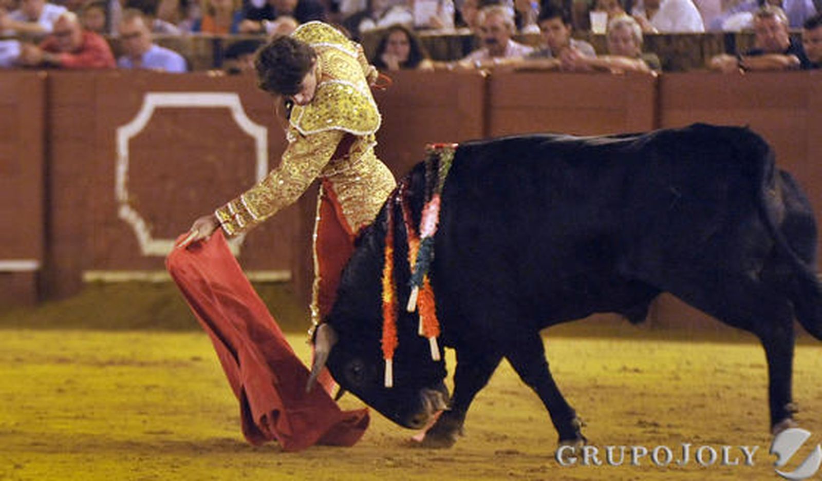 Serna, en plena faena con el quinto.

Fotos: Juan Carlos Vázquez