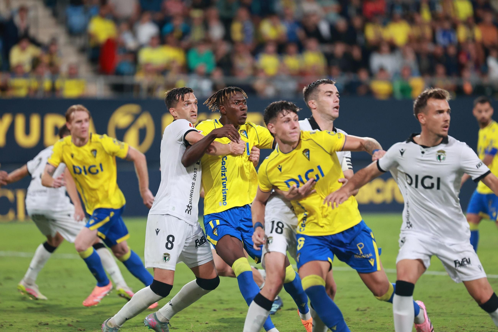 Dawda e Iker Recio pugnan con rivales durante el Cádiz-Burgos.