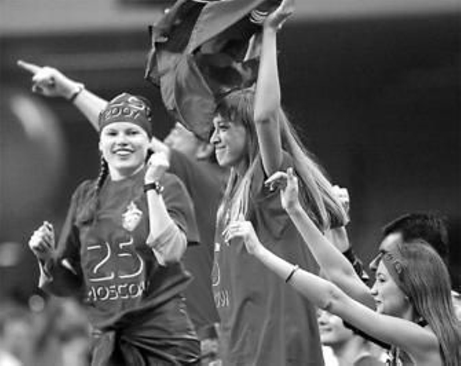 Varias seguidoras del CSKA muestran su alegría durante un encuentro en el Universal Sports Hall.